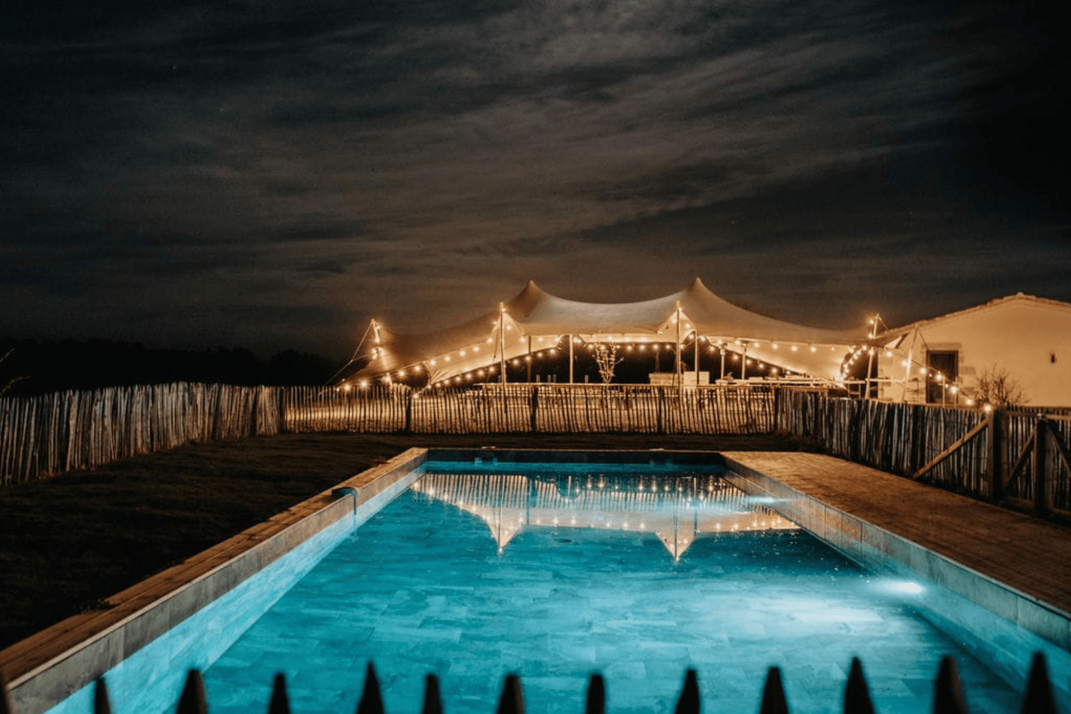 Reception Agwe Options to customize your party tent